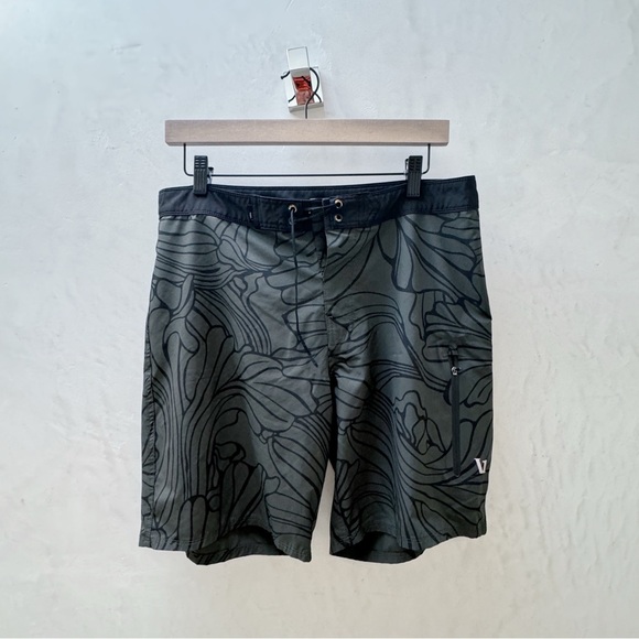Vuori Other - Vuori || Bahia Board Short Green Leaf Print *broken string* Medium